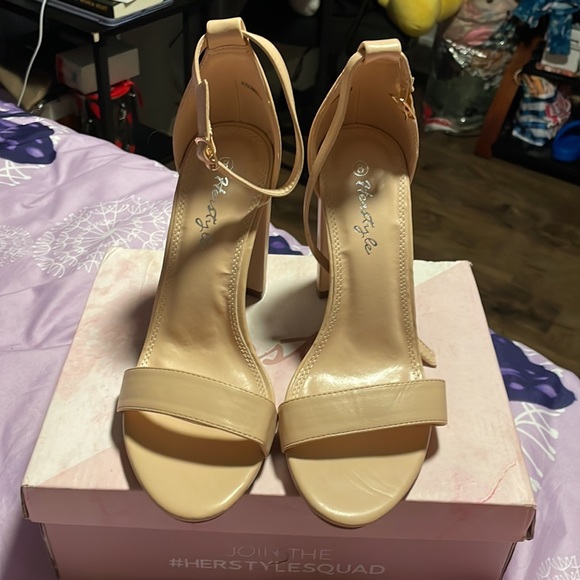 Size 8 open toe nude heals - Picture 4 of 5